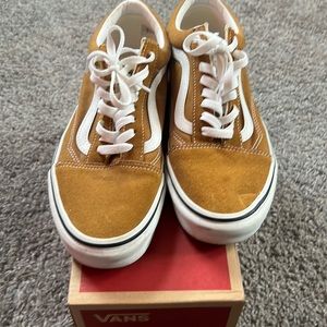 A suede classic vans, barely worn. As classic as it can get.